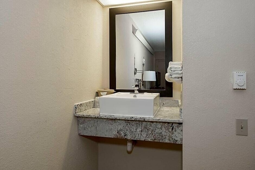 Travelodge by Wyndham Peoria