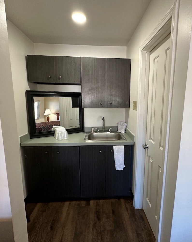 Desert Sands Inn & Suites