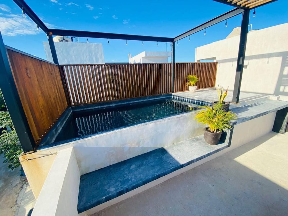 Studio By The Pool, Jacuzzi — фото 5