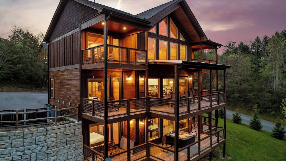 Smoky Horizon by Avantstay Game Room, Movie Theater, Deck w Hot Tub Views!