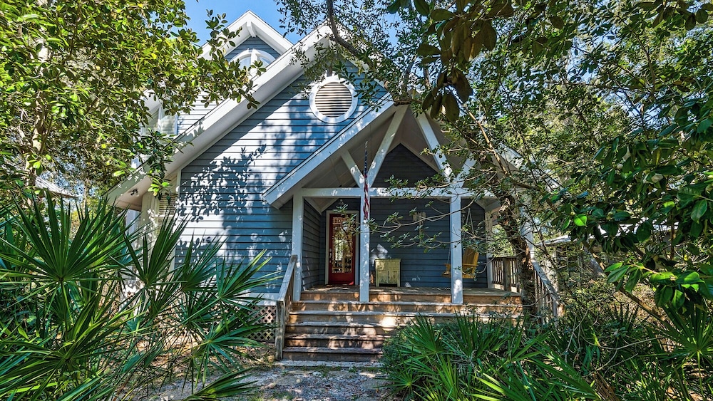 Old Seagrove Next to Seaside- Quiet Area & Vintage Charm, Backs to Canal