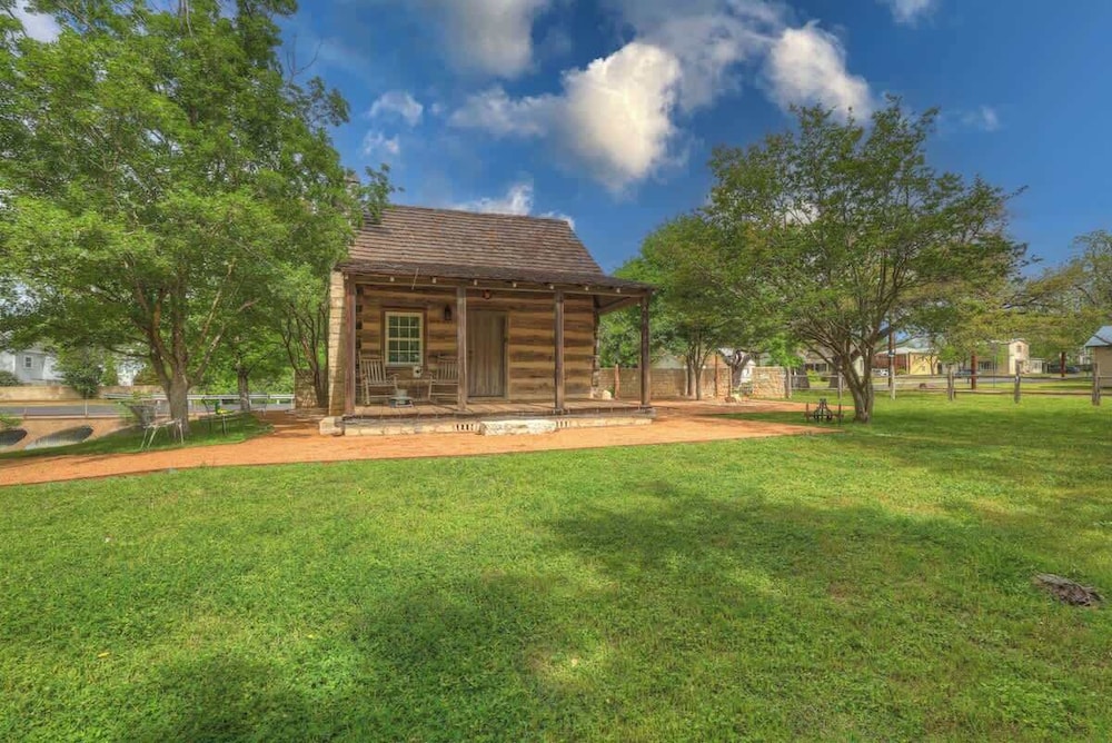 Town Creek Cabin Walk to Main St