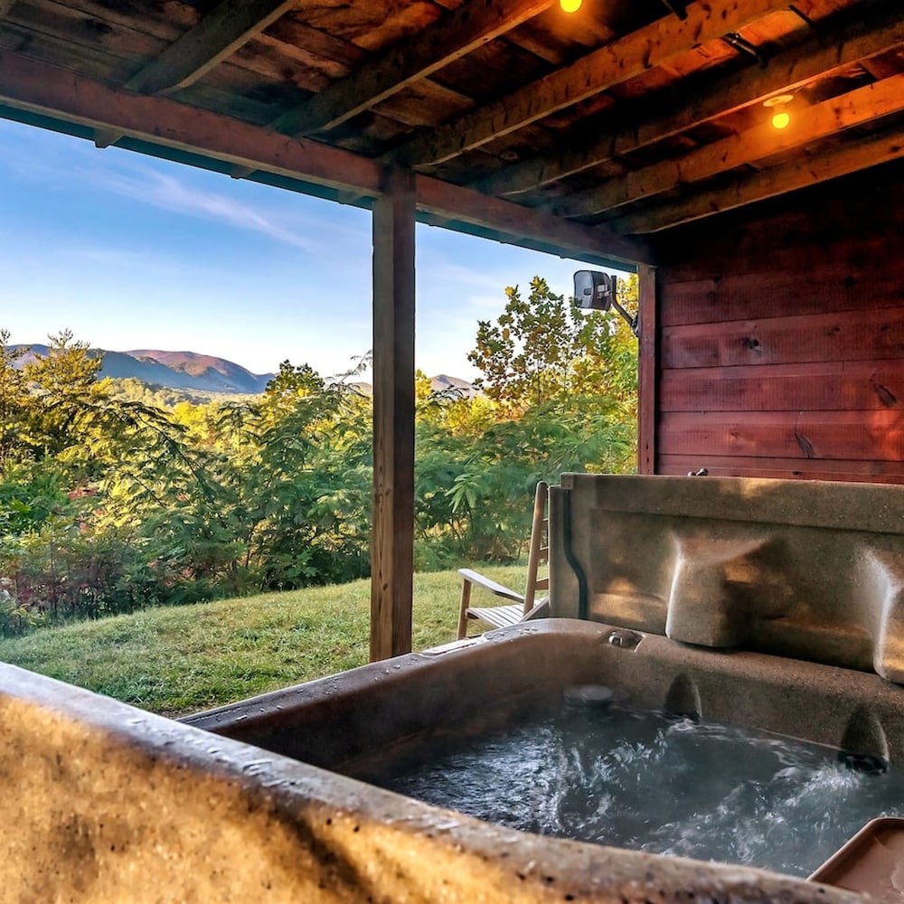 Views I Firepit I Pool Table I Hot Tub I Sleeps 4