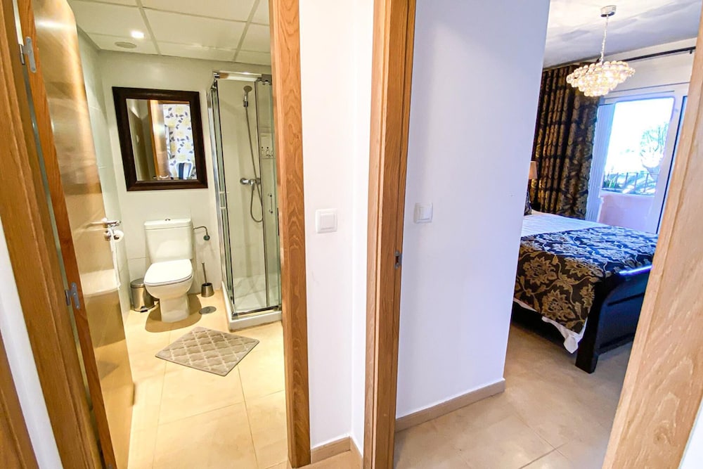 Apt Sleeps 4 With Pool Access — фото 3
