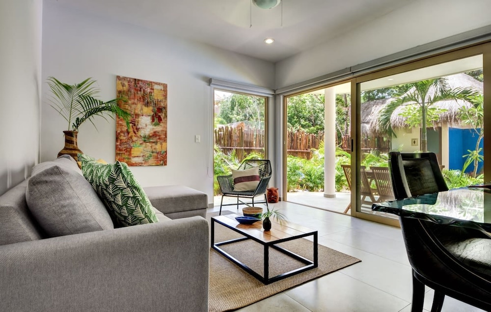 Poolside Bliss With Private Terrace and Jacuzzi — фото 2