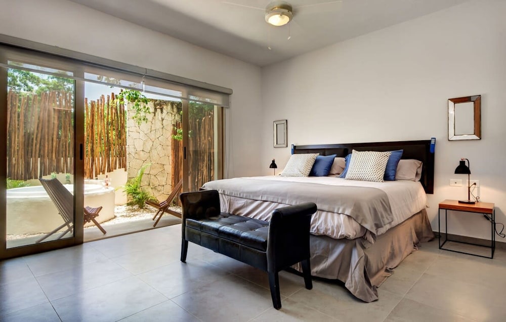 Poolside Bliss With Private Terrace and Jacuzzi — фото 5