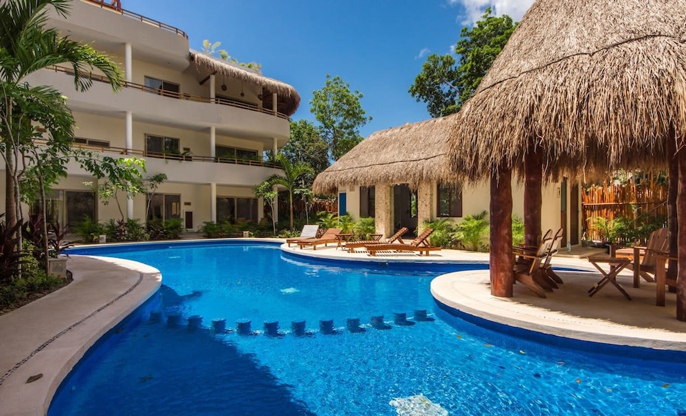 Poolside Bliss With Private Terrace and Jacuzzi — фото 3