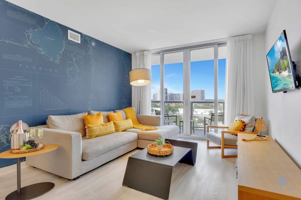 Sunset Oasis 2BR Balcony Pool Perfect Getaway
