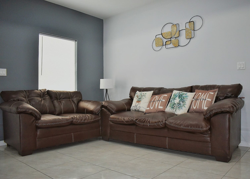 Elegant Apartment 10 min to Mercedes Outlets