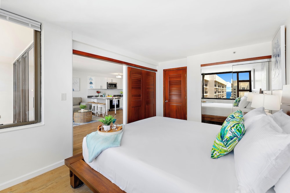 Premium Remodeled Condo with Ocean View and Parking