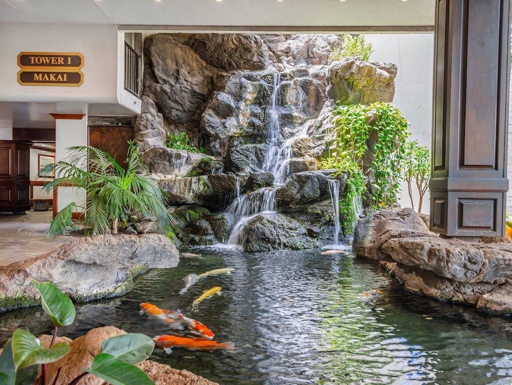 High Floor Ocean View Condo w/ 2 Beds and Parking