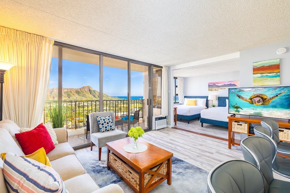 Diamond Head and Ocean views with King Bed and Parking