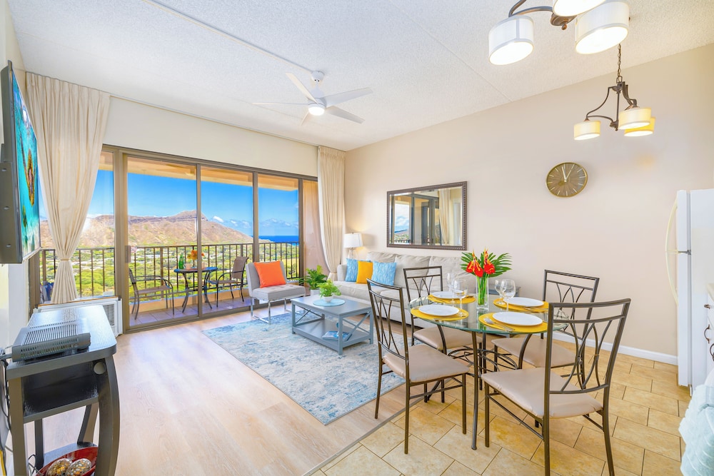 Diamond Head and Partial Ocean views with 2 Beds and Parking