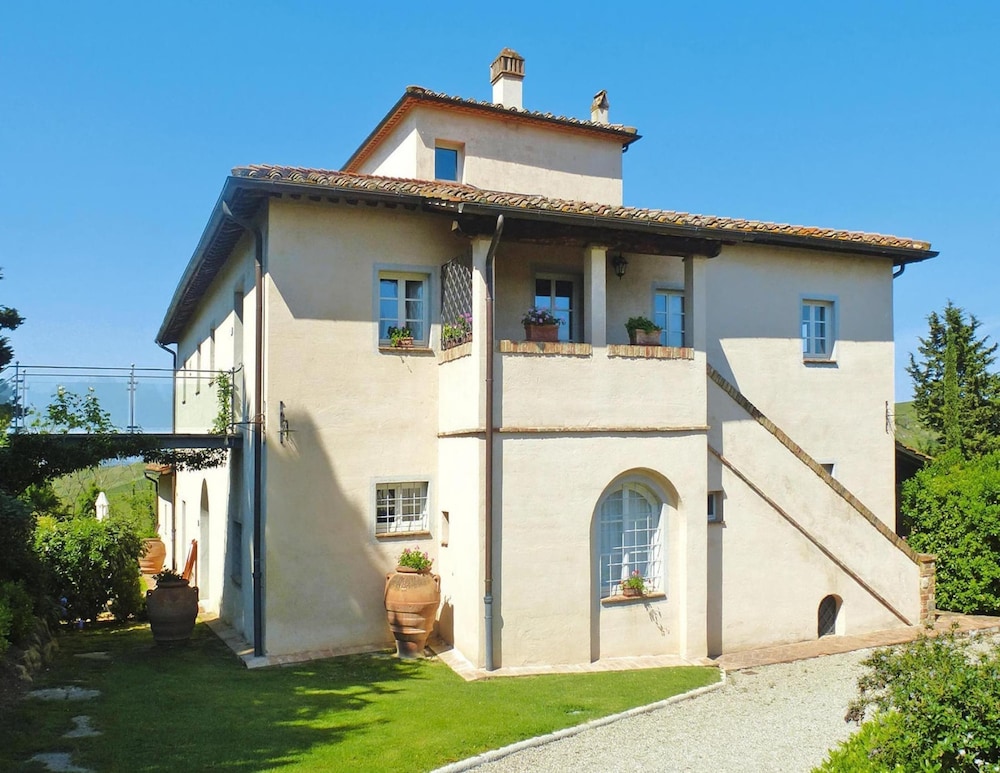 Apartment in Tuscany With Pool & Golf Access