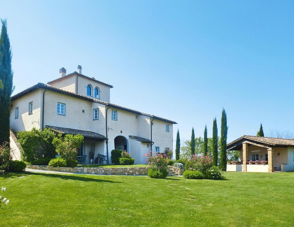Apartment in Tuscany With Pool & Golf Access