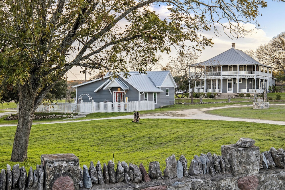 Historic 1 BR Cottage | Mountain Views | Firepit