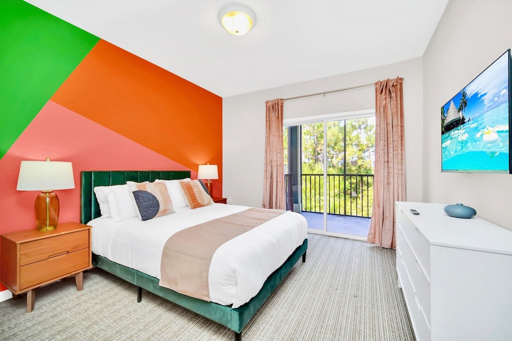 Modern 3BR Condo Near Disney- Pool and Hot Tub