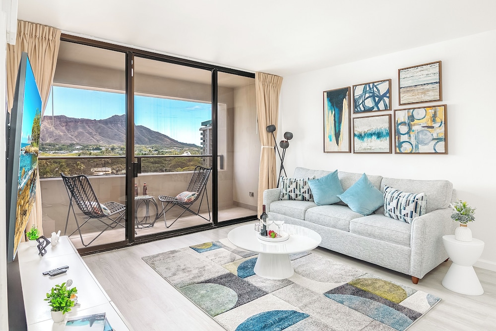 Waikiki Sunset 2 bedroom with Diamond Head View and Parking