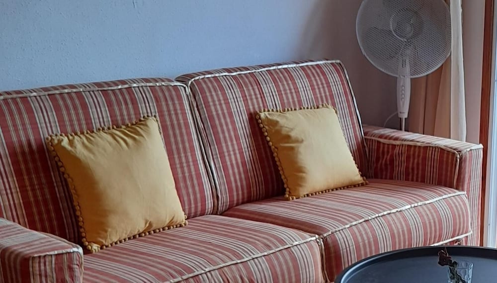 Apt - Sleeps 5 - Pool - Parking