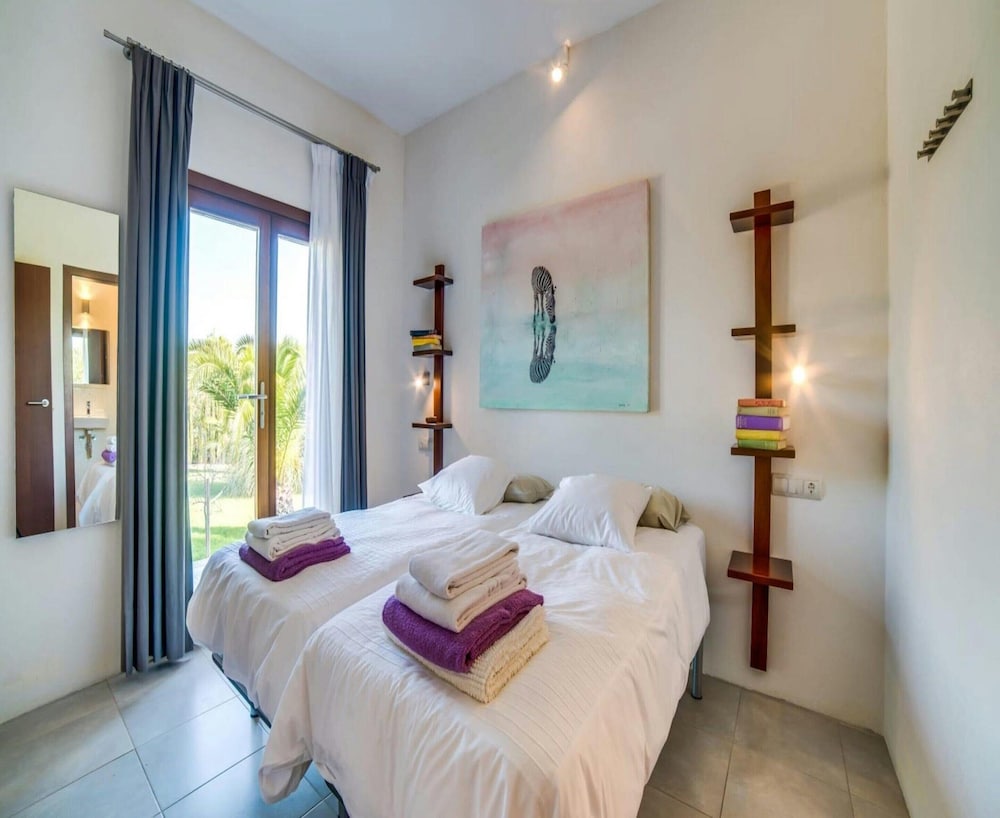 Spacious Villa With Infinity Pool — фото 4