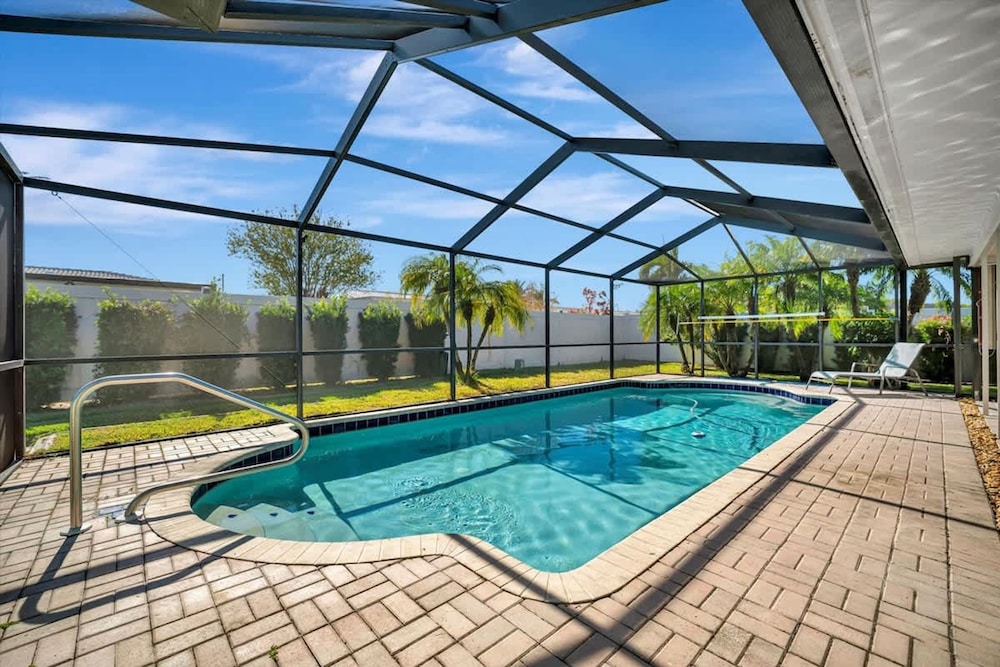 The Crown House 4b Pool Home 6 Mins to IR Beach