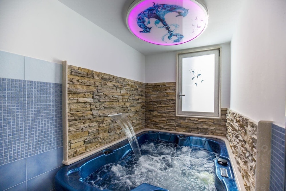 De Vivo Realty - Blue Angel Relais