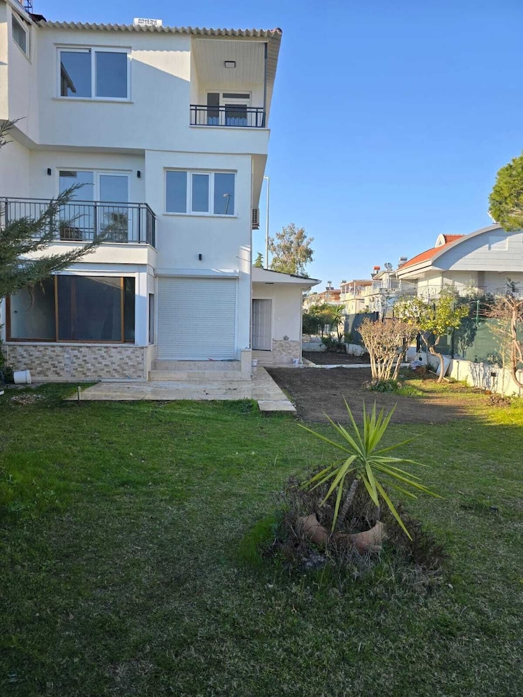 Villa Olinda | 4BR Family Triplex & Shared Pool