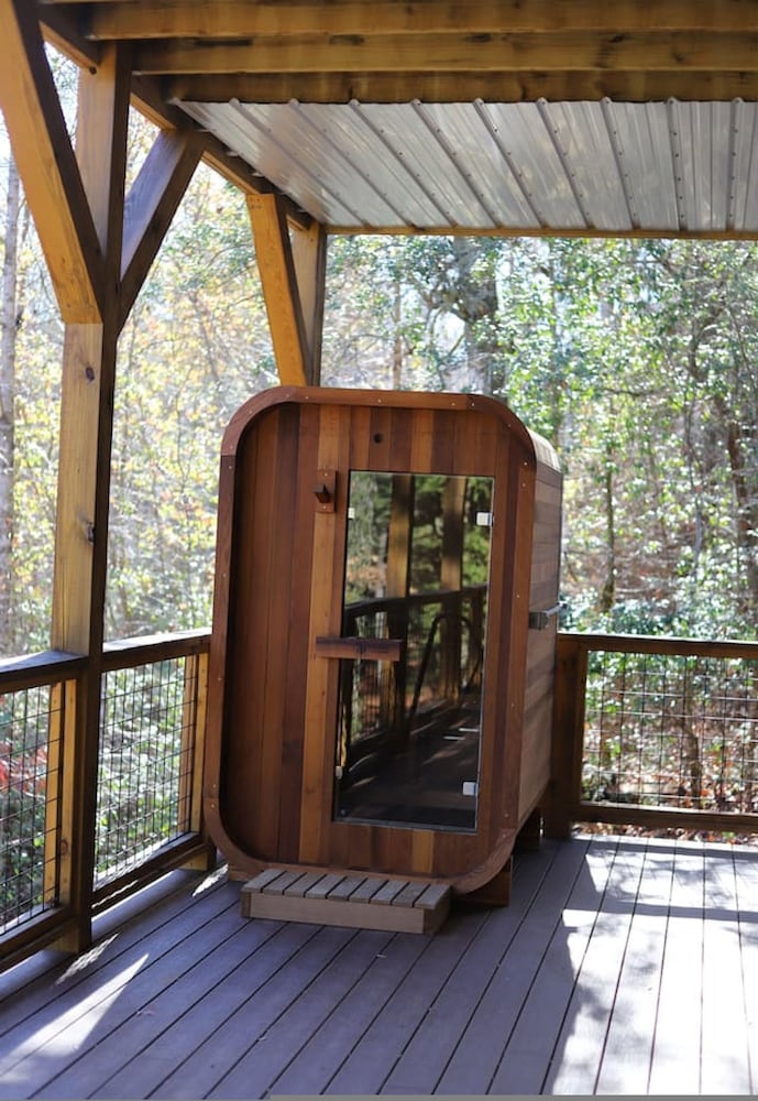 Wet Dry Sauna w Fireplace Close to Waterfalls