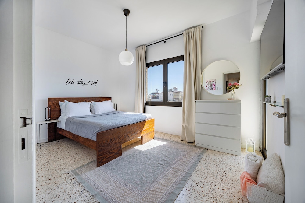 Trygoni Court - Elegant Downtown 3-bdr Apartment — фото 4