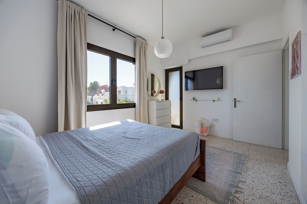 Trygoni Court - Elegant Downtown 3-bdr Apartment — фото 2