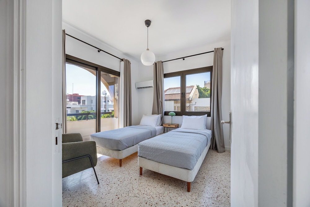 Trygoni Court - Elegant Downtown 3-bdr Apartment — фото 3