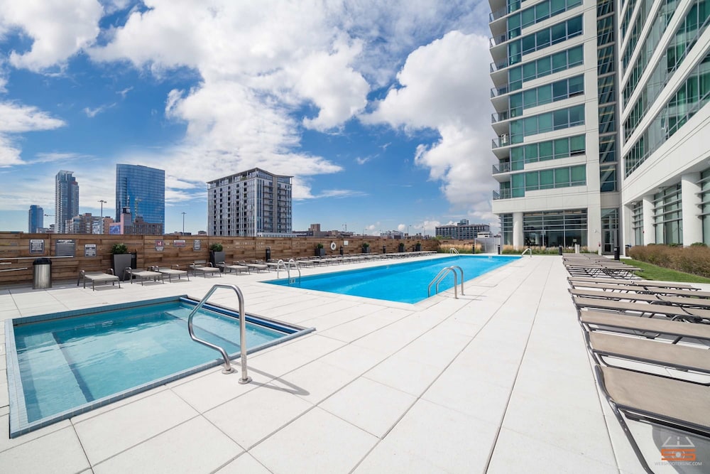 West Loop PH Fireplace Deck Incredible Views — фото 4