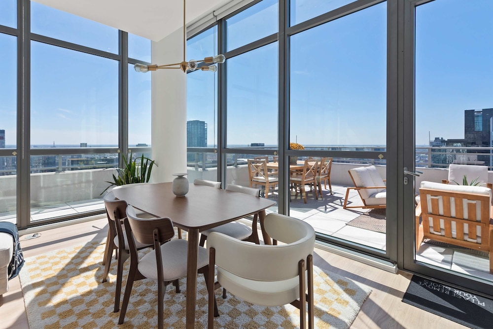 West Loop PH Fireplace Deck Incredible Views — фото 5