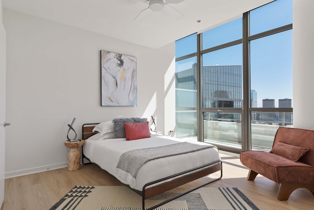 West Loop PH Fireplace Deck Incredible Views — фото 2
