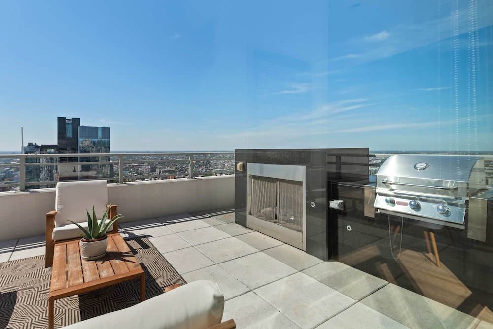 West Loop PH Fireplace Deck Incredible Views — фото 3