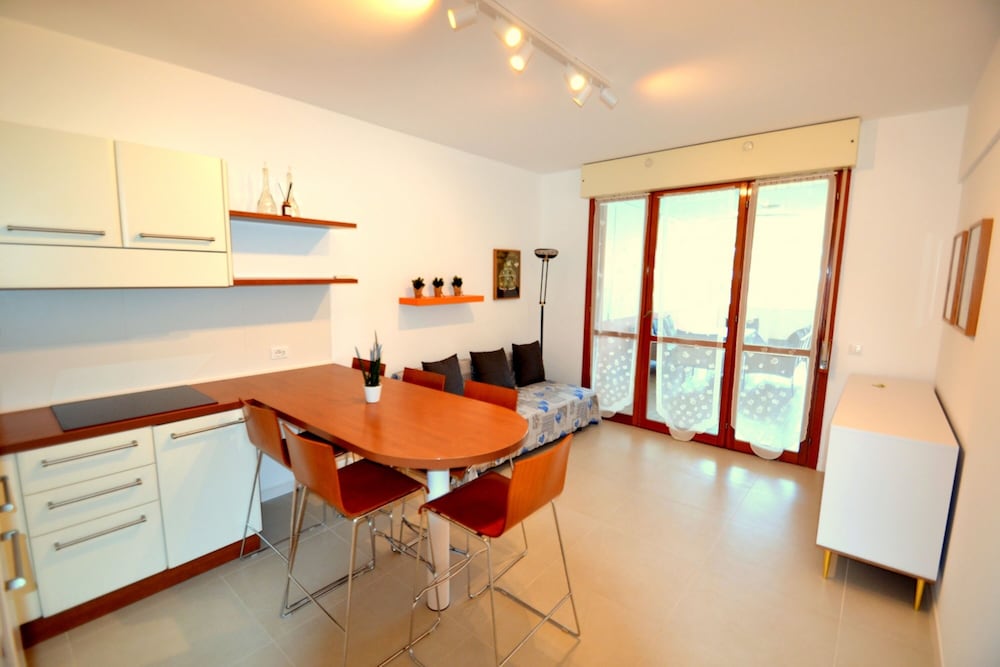 Spacious Flat With Pool View — фото 3