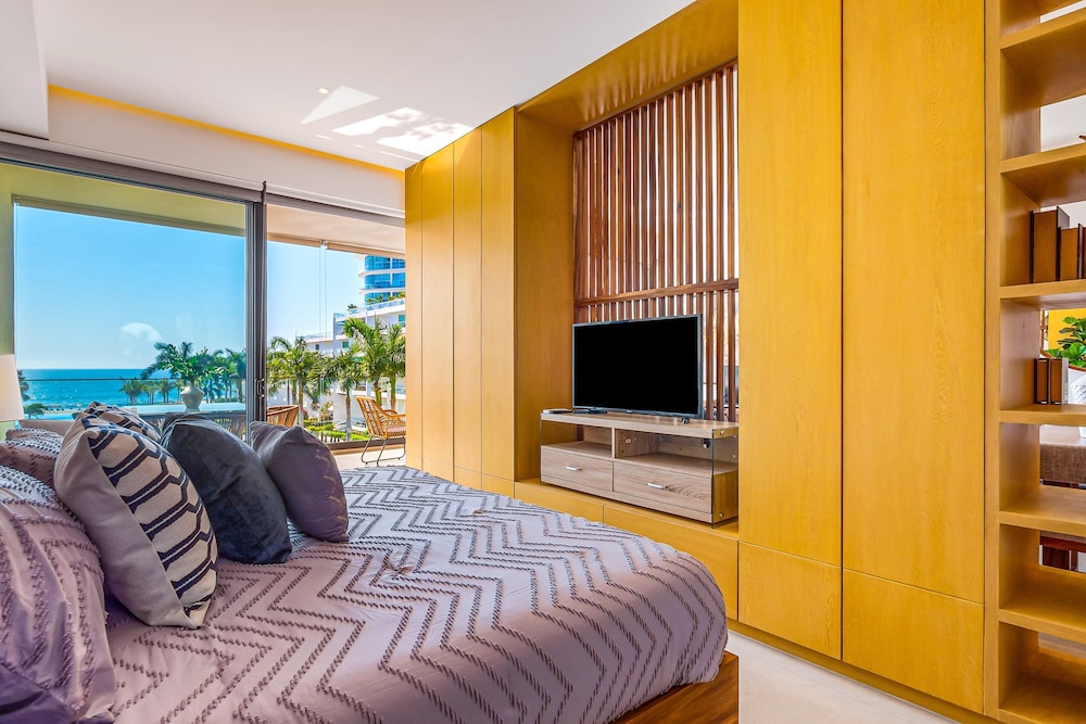 Oceanfront Condo With a Full Kitchen, Pool, & Beach Access — фото 4