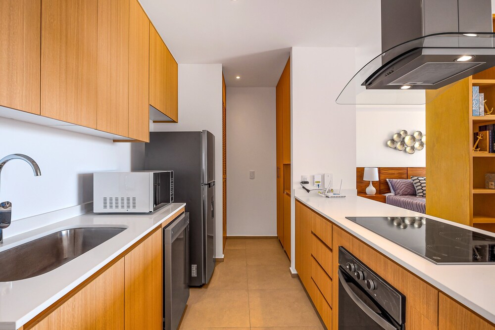 Oceanfront Condo With a Full Kitchen, Pool, & Beach Access — фото 5