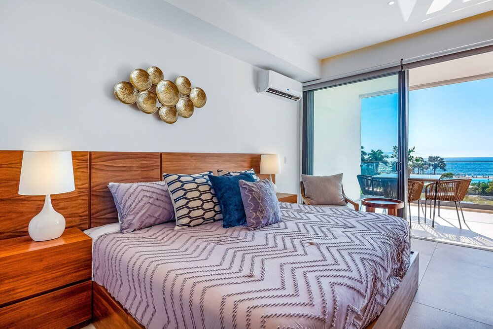 Oceanfront Condo With a Full Kitchen, Pool, & Beach Access — фото 2