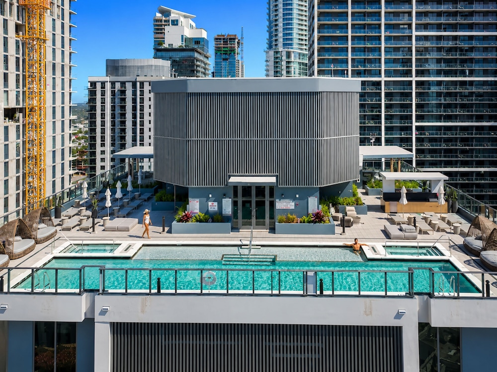 Wellness Studio Rooftop Pool Skyline Views — фото 5