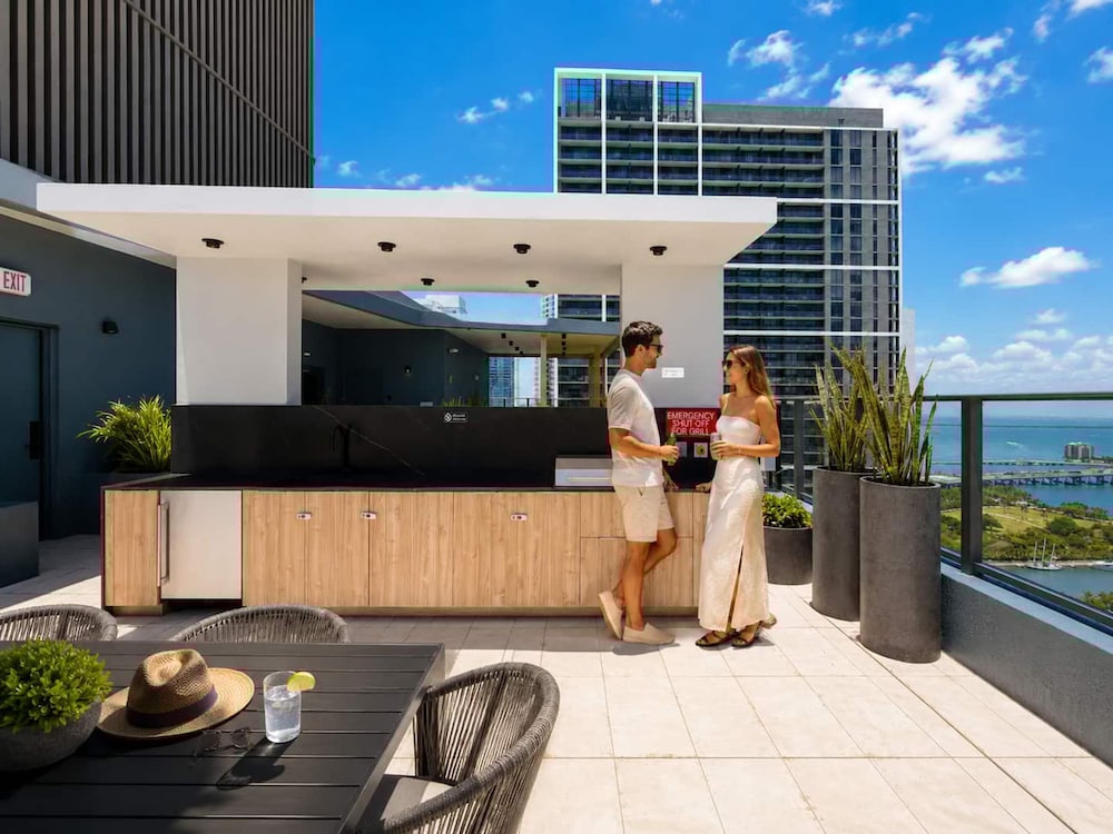 Wellness Studio Rooftop Pool Skyline Views — фото 4