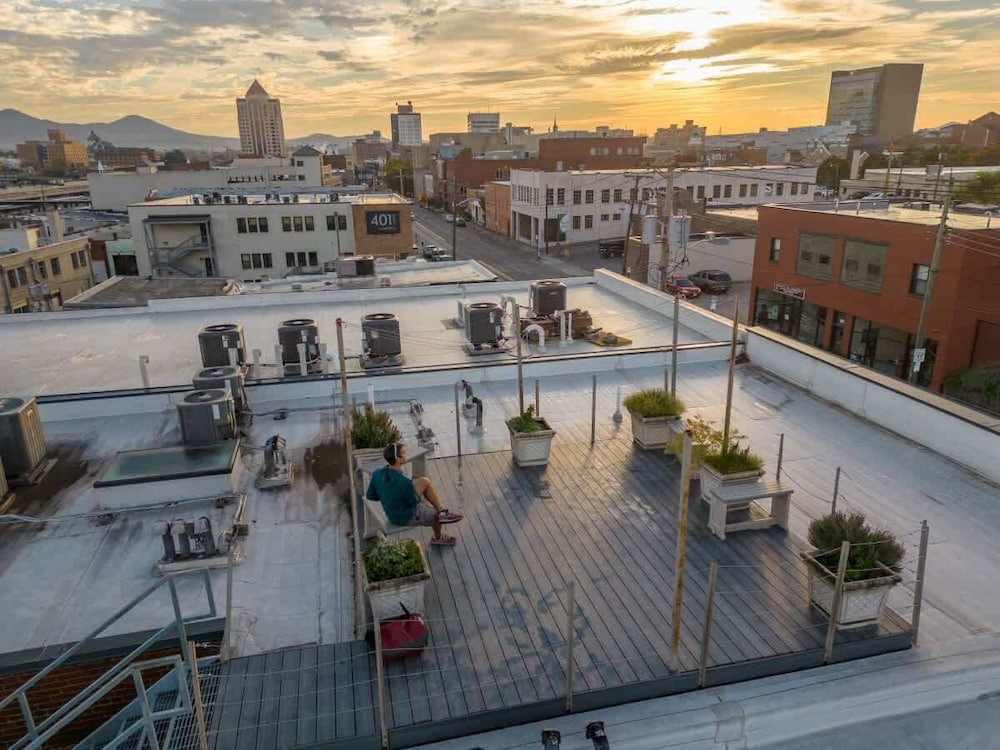 Chic Walkable apt With Rooftop Views — фото 2
