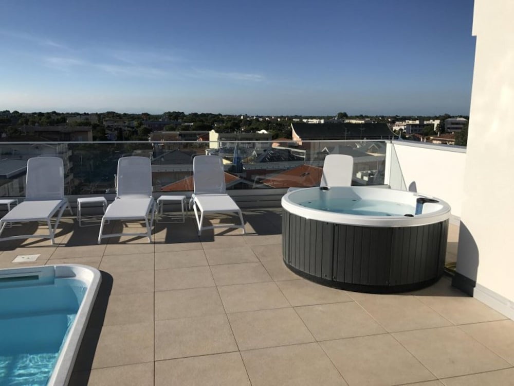 Cozy Accommodation With Rooftop Pool — фото 2