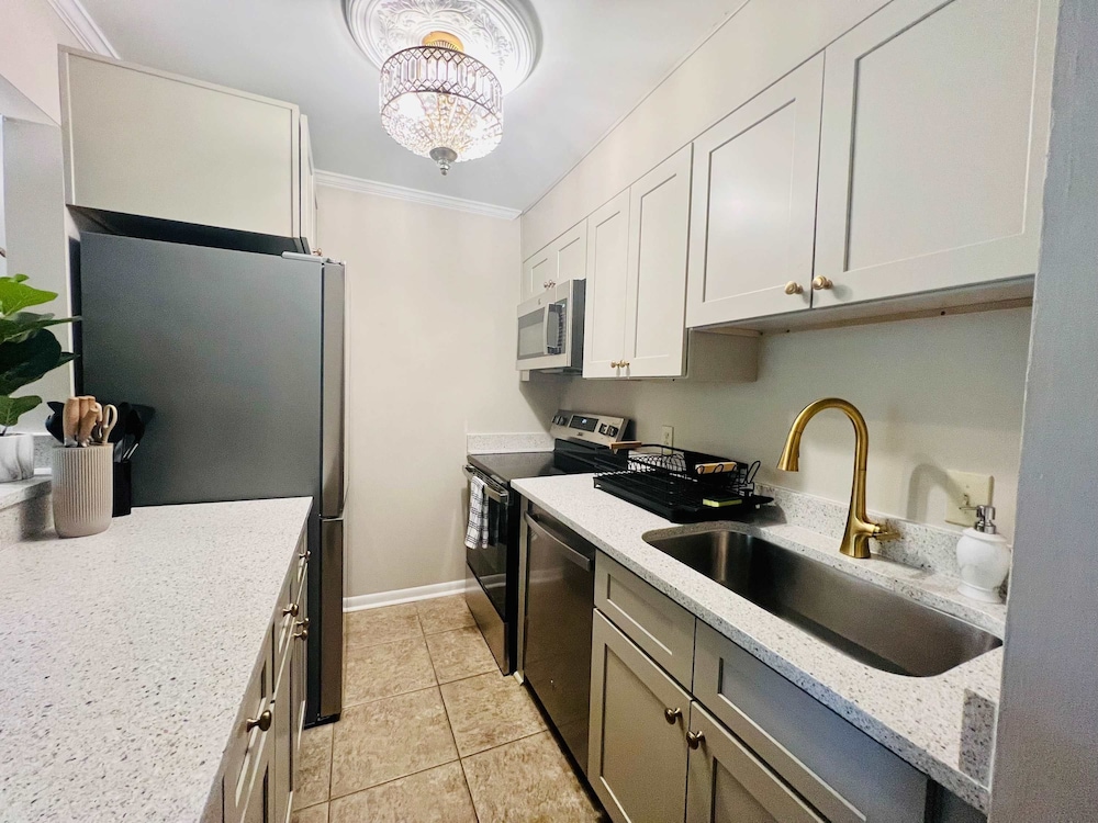 Lakefront Condo - King Bed Full Kitchen — фото 3