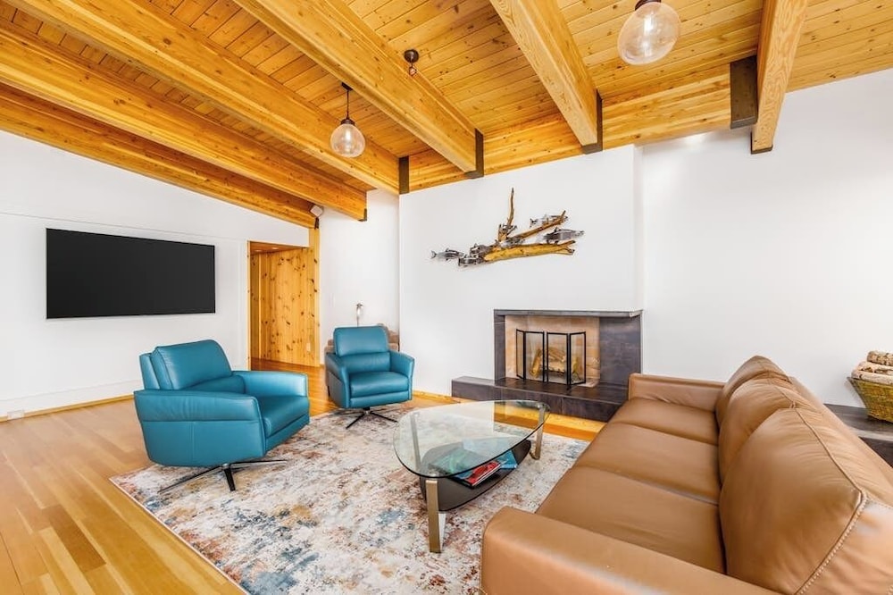 Full Downtown Anchorage Triplex for Large Groups — фото 2