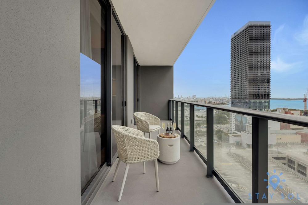 Stylish 2BR With Pool Balcony — фото 2
