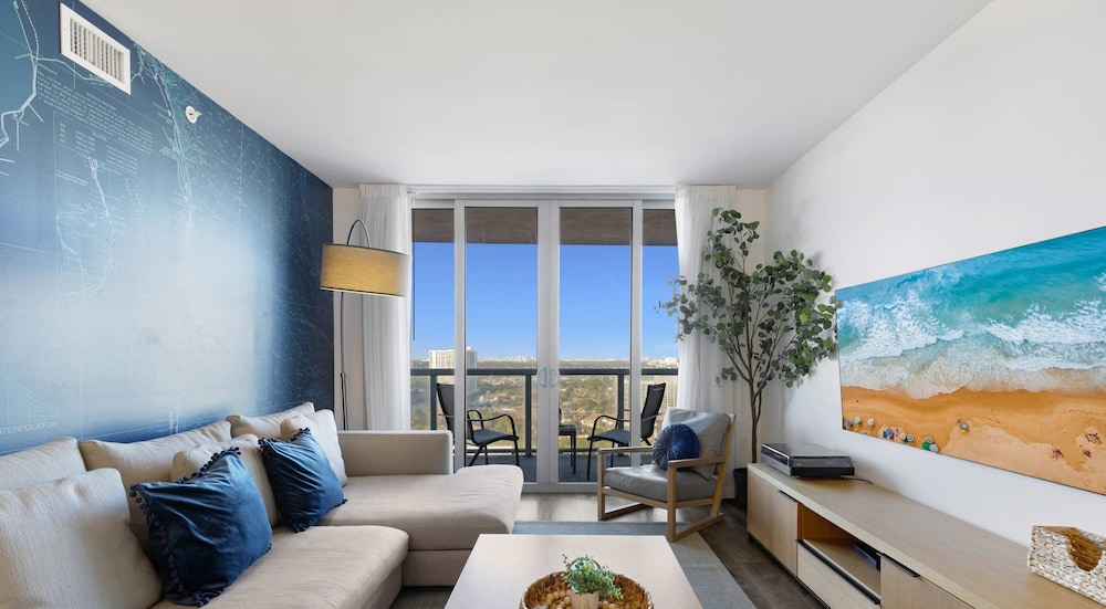 Modern 1BR With Pool Balcony — фото 4
