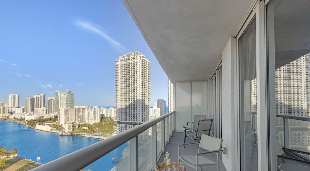 Modern 1BR With Pool Balcony — фото 2