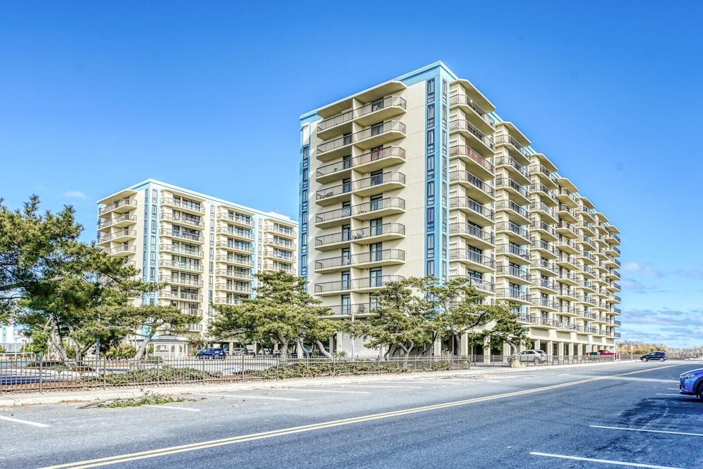 Braemar 503N 2 Br condo by RedAwning