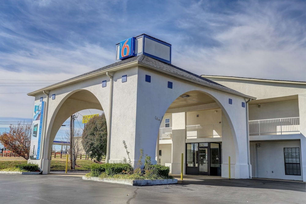 Motel 6 Dickson, TN